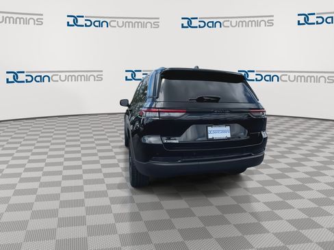 Used 2024 Jeep Grand Cherokee Altitude AWD/4WD image 7