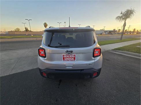 Used 2018 Jeep Renegade Latitude w/ Cold Weather Group FWD image 6