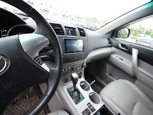 Used 2012 Toyota Highlander SE w/ Tow Pkg AWD/4WD image 9