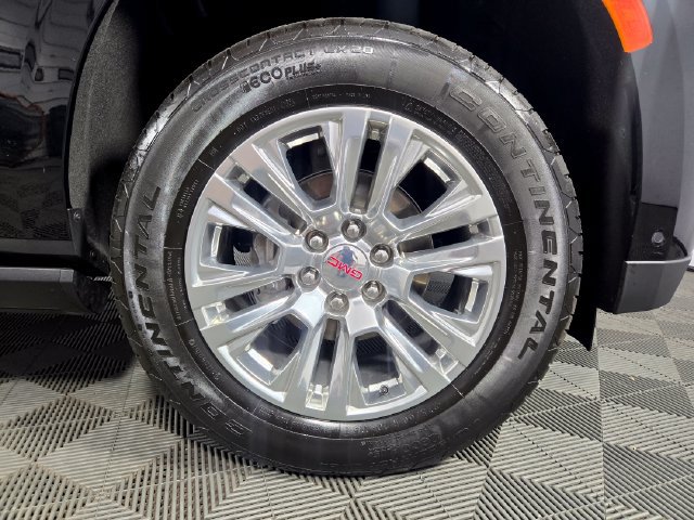 Used 2024 GMC Yukon Denali w/ Advanced Technology Package AWD/4WD image 12
