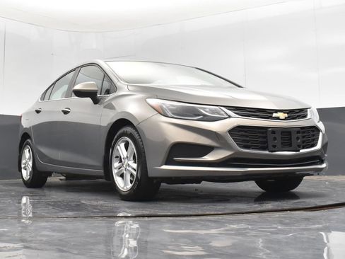 Used 2018 Chevrolet Cruze LT w/ Convenience Package FWD image 24
