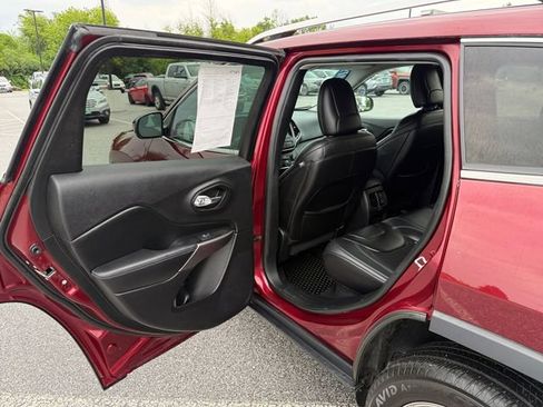 Used 2019 Jeep Cherokee Latitude Plus w/ Cold Weather Group AWD/4WD image 18