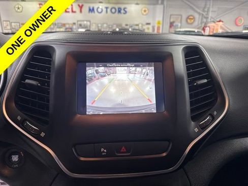 Used 2019 Jeep Cherokee Latitude Plus AWD/4WD image 18