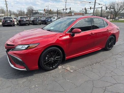 Used 2022 Toyota Camry XSE image 3
