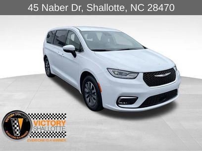New 2023 Chrysler Pacifica Touring-L