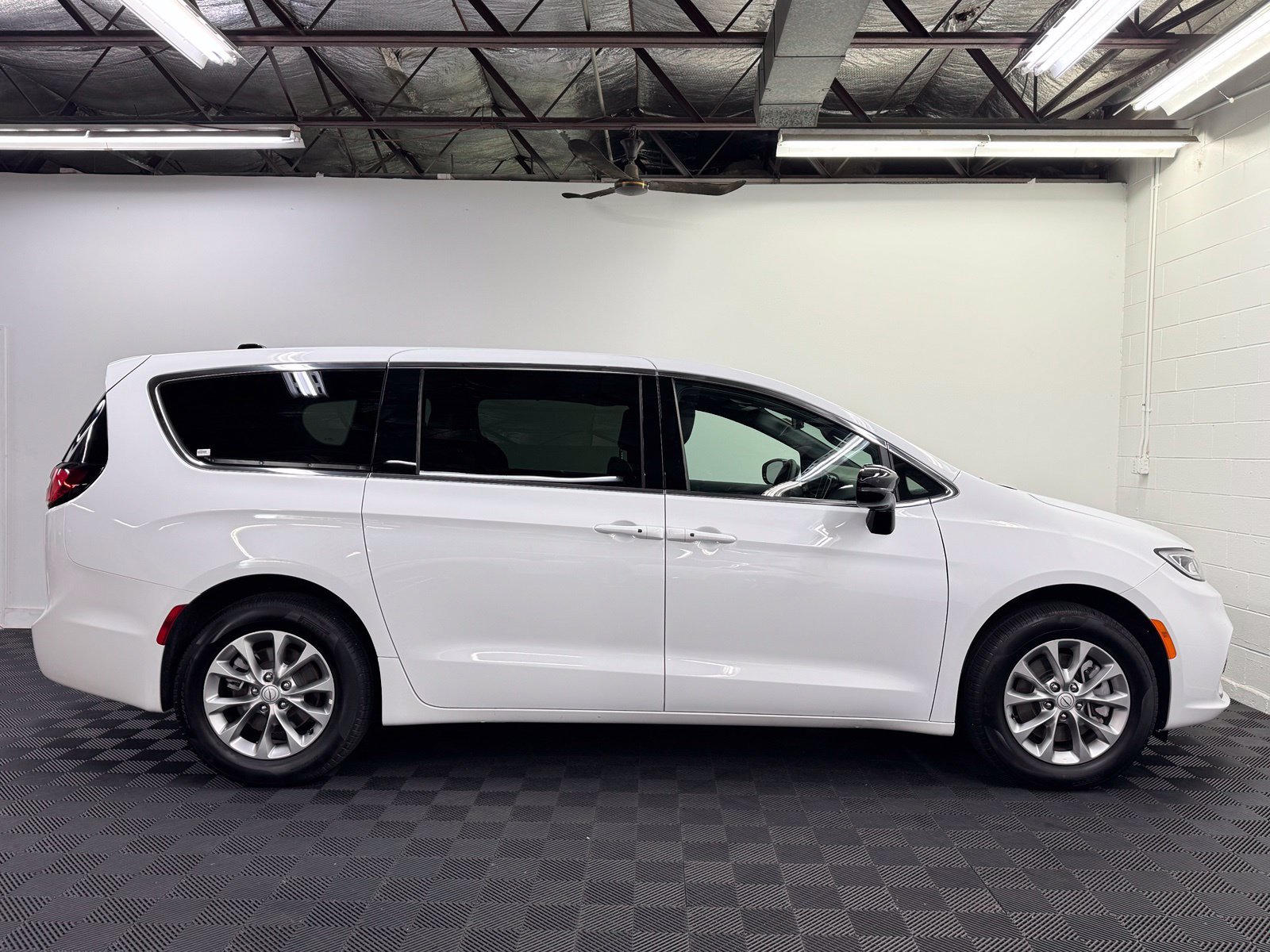 Used 2026 Chrysler Pacifica Limited AWD/4WD image 4