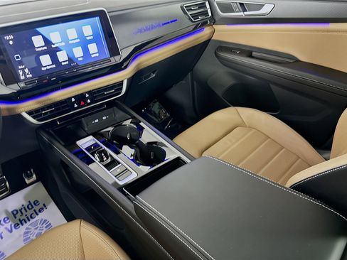 Used 2025 Volkswagen Atlas Cross Sport SEL R-Line image 23