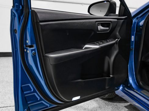 Used 2016 Toyota Camry SE image 43