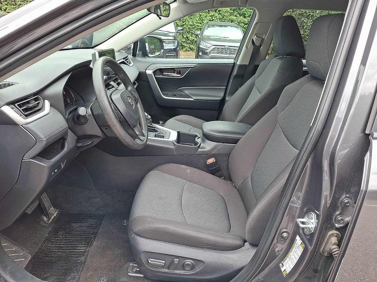 Used 2025 Toyota RAV4 XLE AWD/4WD image 14