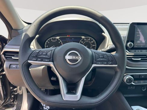 Used 2024 Nissan Altima 2.5 SV FWD image 13