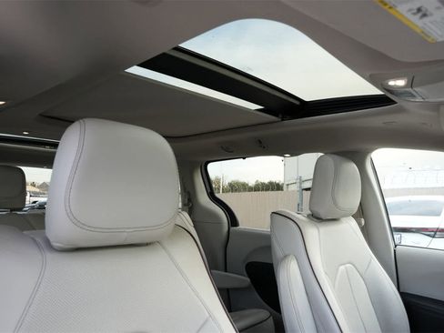 Used 2018 Chrysler Pacifica Limited w/ Tire & Wheel Group image 25