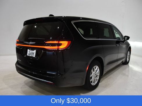 Used 2024 Chrysler Pacifica Touring-L image 4