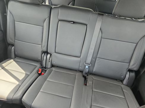 Used 2025 Chevrolet Suburban Z71 AWD/4WD image 12