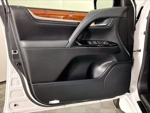 Used 2020 Lexus LX 570 4WD w/ Luxury Package image 19