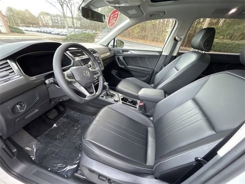 Used 2022 Volkswagen Tiguan SE image 15