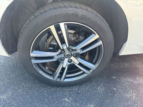 Used 2019 Volvo XC60 T6 Momentum w/ Premium Package AWD/4WD image 6