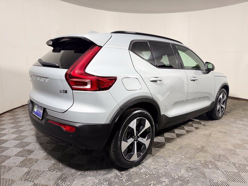 Used 2024 Volvo XC40 B5 Plus w/ Protection Package Premier AWD/4WD image 7