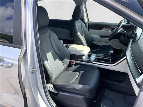 Used 2023 Kia Carnival LX FWD image 9