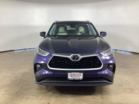 Used 2022 Toyota Highlander XLE AWD/4WD image 2