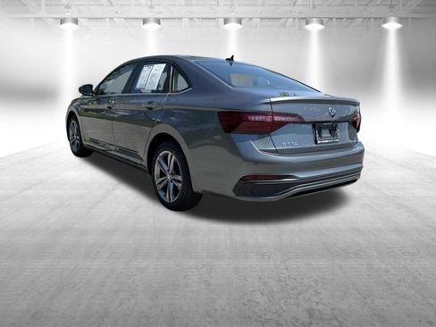 Used 2024 Volkswagen Jetta SE FWD image 3