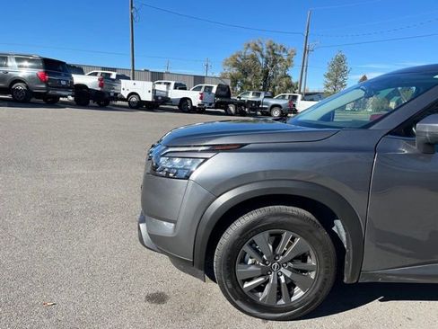 Used 2024 Nissan Pathfinder SV image 4