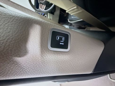 Used 2024 Chrysler Pacifica Limited image 41