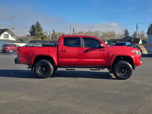 Used 2019 Toyota Tacoma TRD Sport image 7