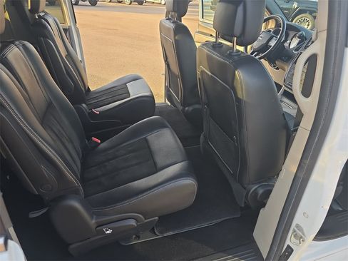 Used 2019 Dodge Grand Caravan SXT image 11