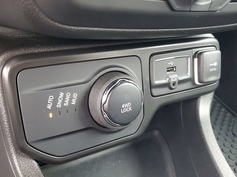 Used 2023 Jeep Renegade Latitude AWD/4WD image 19