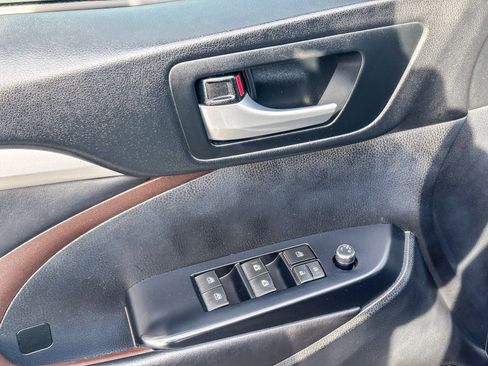 Used 2019 Toyota Highlander XLE image 22