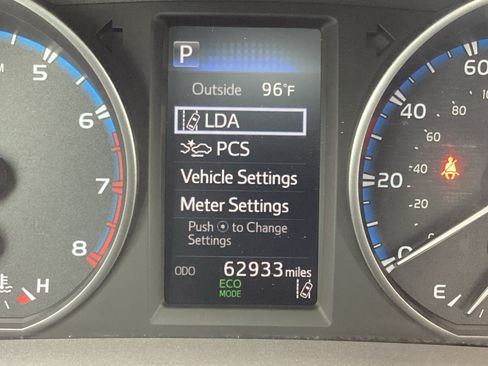 Used 2017 Toyota RAV4 LE FWD image 3