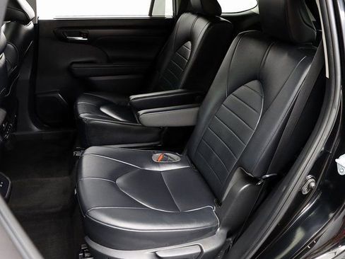 Used 2023 Toyota Highlander XLE image 11