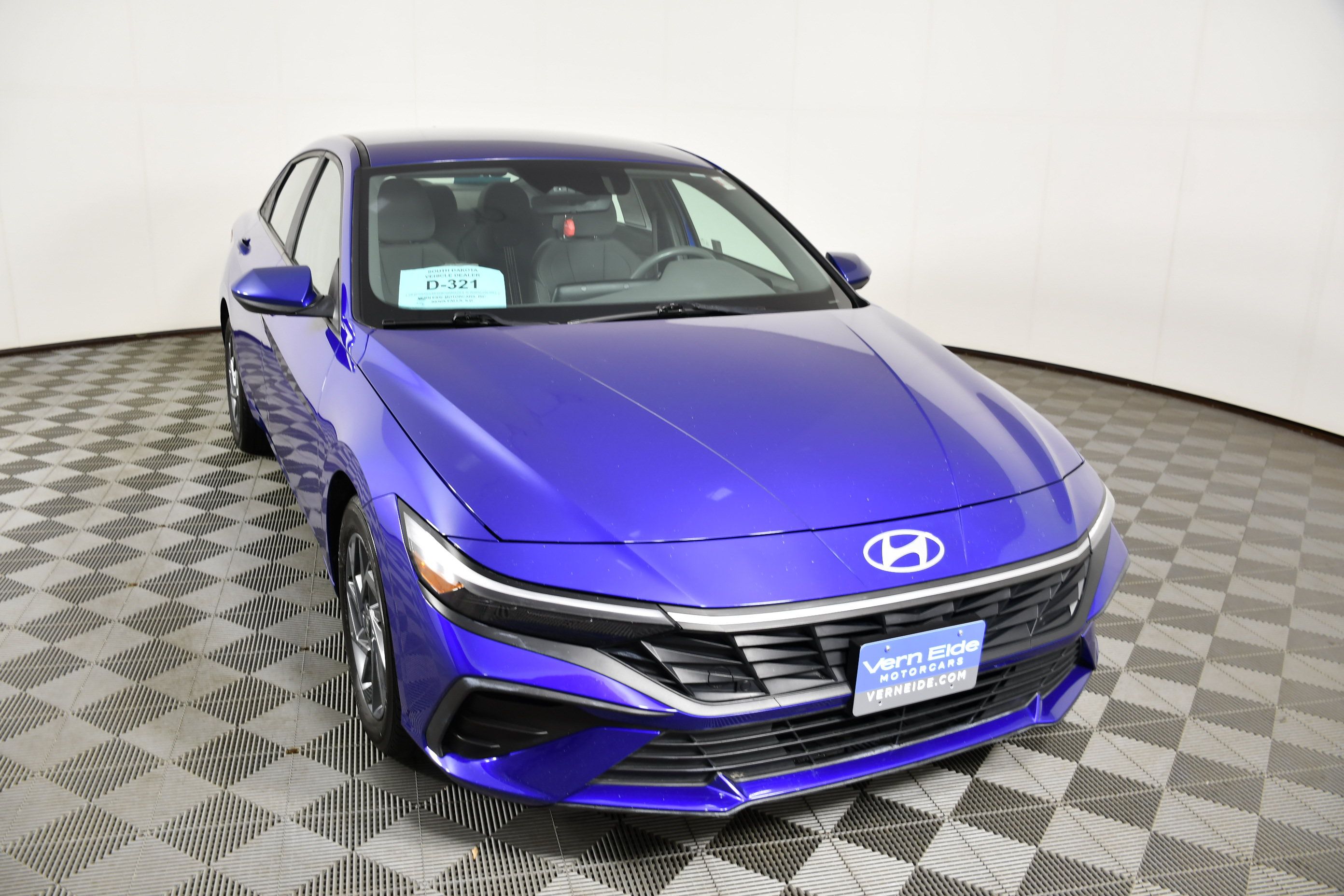 Used 2024 Hyundai Elantra SEL FWD image 3