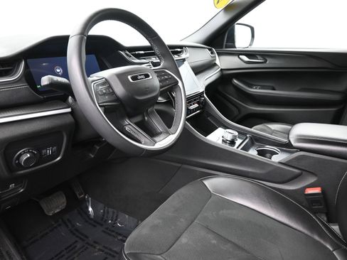 Used 2024 Jeep Grand Cherokee L Laredo image 11