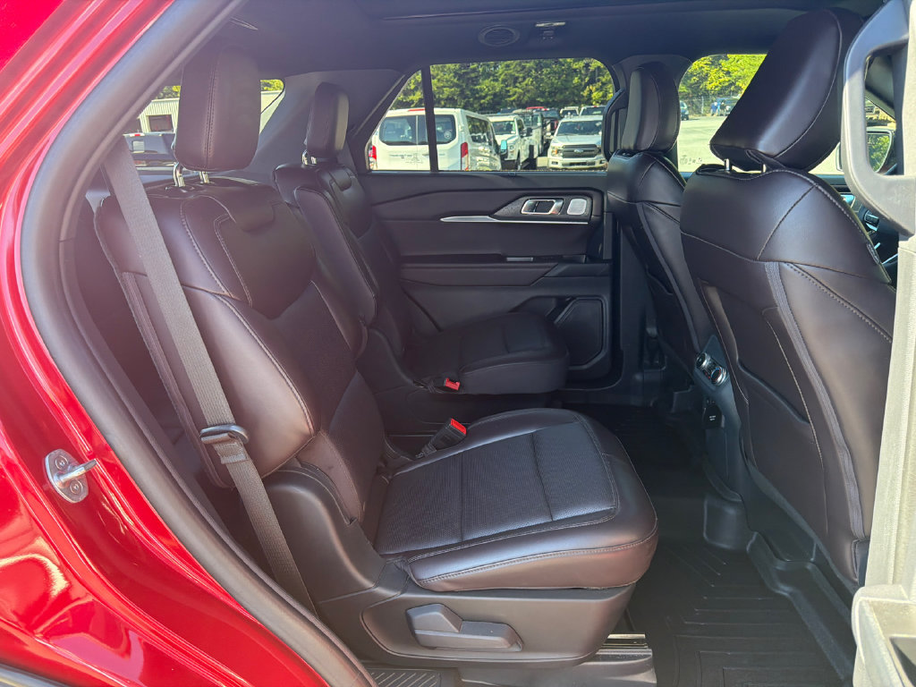Used 2025 Ford Explorer Platinum RWD image 15