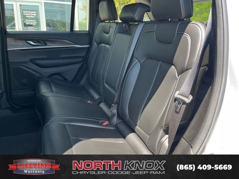 Used 2025 Jeep Grand Cherokee Limited AWD/4WD image 14