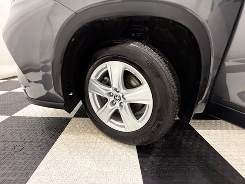 Used 2024 Toyota Highlander LE image 9