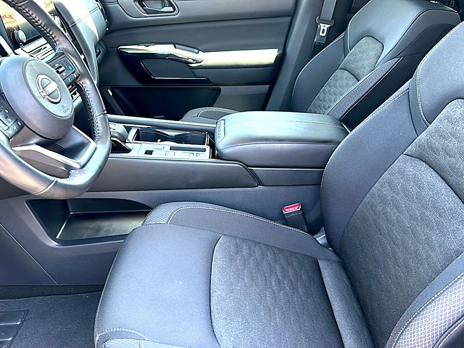 Used 2024 Nissan Pathfinder SV FWD image 13