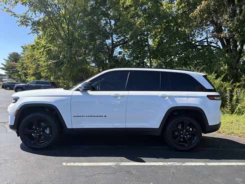 Used 2025 Jeep Grand Cherokee Limited w/ Black Appearance Package AWD/4WD image 4