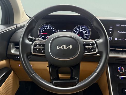Used 2024 Kia Carnival LX FWD image 16