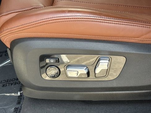 Used 2025 BMW X7 M60i w/ Climate Comfort Package image 21