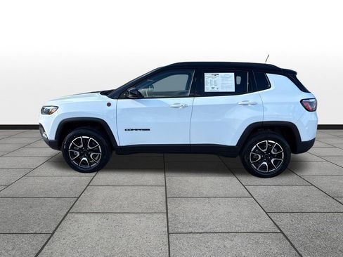 Used 2025 Jeep Compass Trailhawk AWD/4WD image 2
