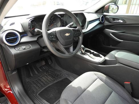 Used 2025 Chevrolet Trax LS w/ LS Convenience Package FWD image 16