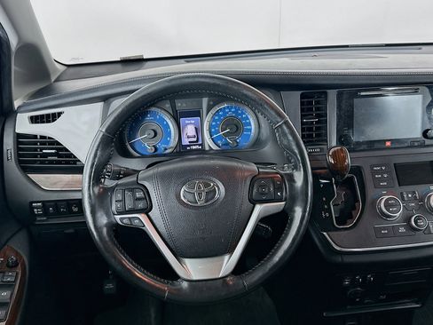 Used 2017 Toyota Sienna Limited Premium image 17