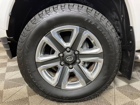 Used 2016 Toyota Tacoma Limited w/ Towing Package image 12