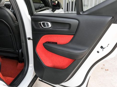 Used 2021 Volvo XC40 T4 R-Design image 51