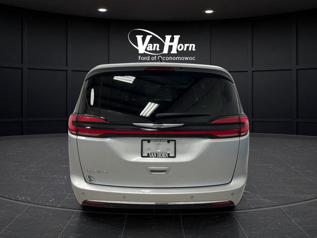 Used 2024 Chrysler Pacifica Touring-L FWD image 6