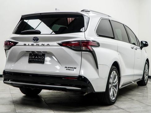 Used 2023 Toyota Sienna Platinum image 12