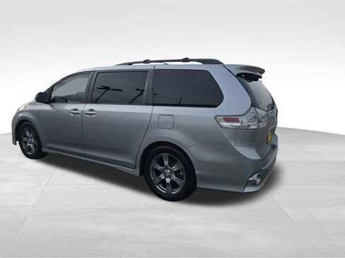 Used 2017 Toyota Sienna SE image 5