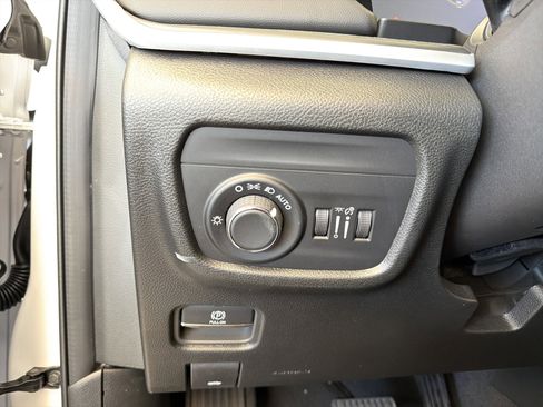 New 2025 Jeep Grand Cherokee Altitude image 16